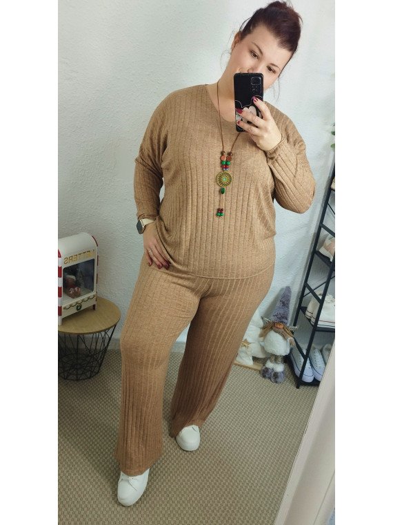 Conjunto canalé de punto suave en color camel