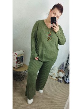 Conjunto canalé de punto suave en color verde