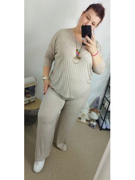 Conjunto canalé de punto suave en color beige claro