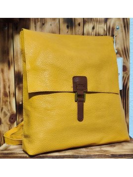 Mochila mostaza con solapa