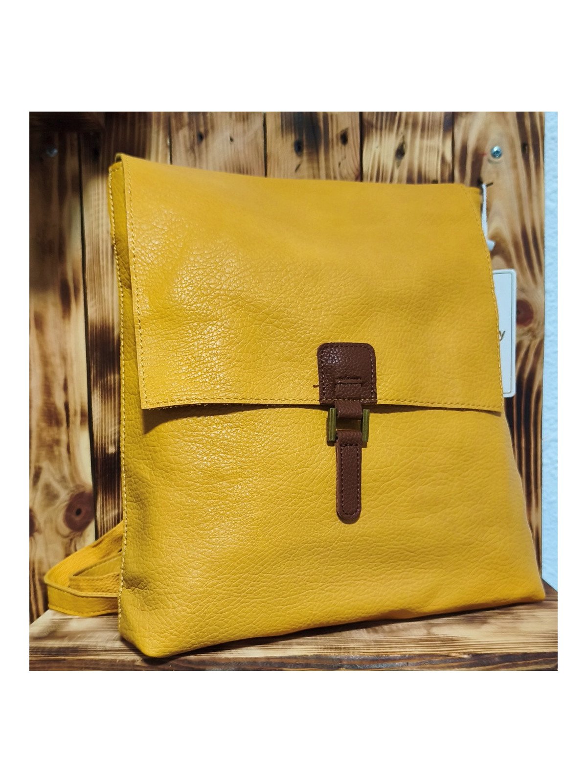 Mochila mostaza con solapa