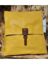 Mochila mostaza con solapa
