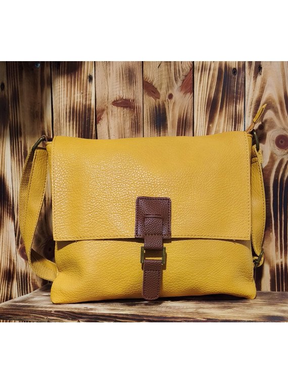 Bolso bandolera mostaza con solapa