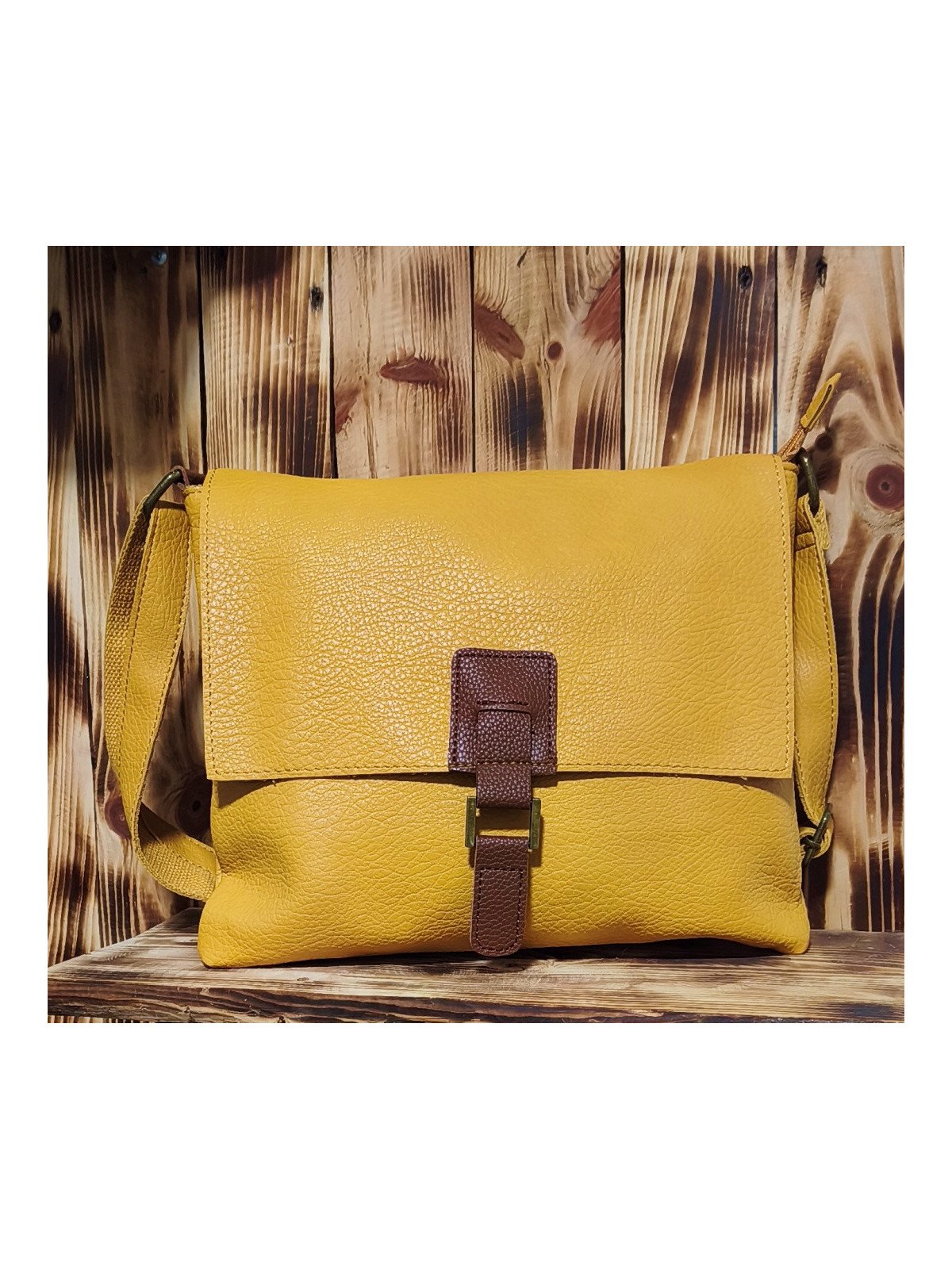 Bolso bandolera mostaza con solapa