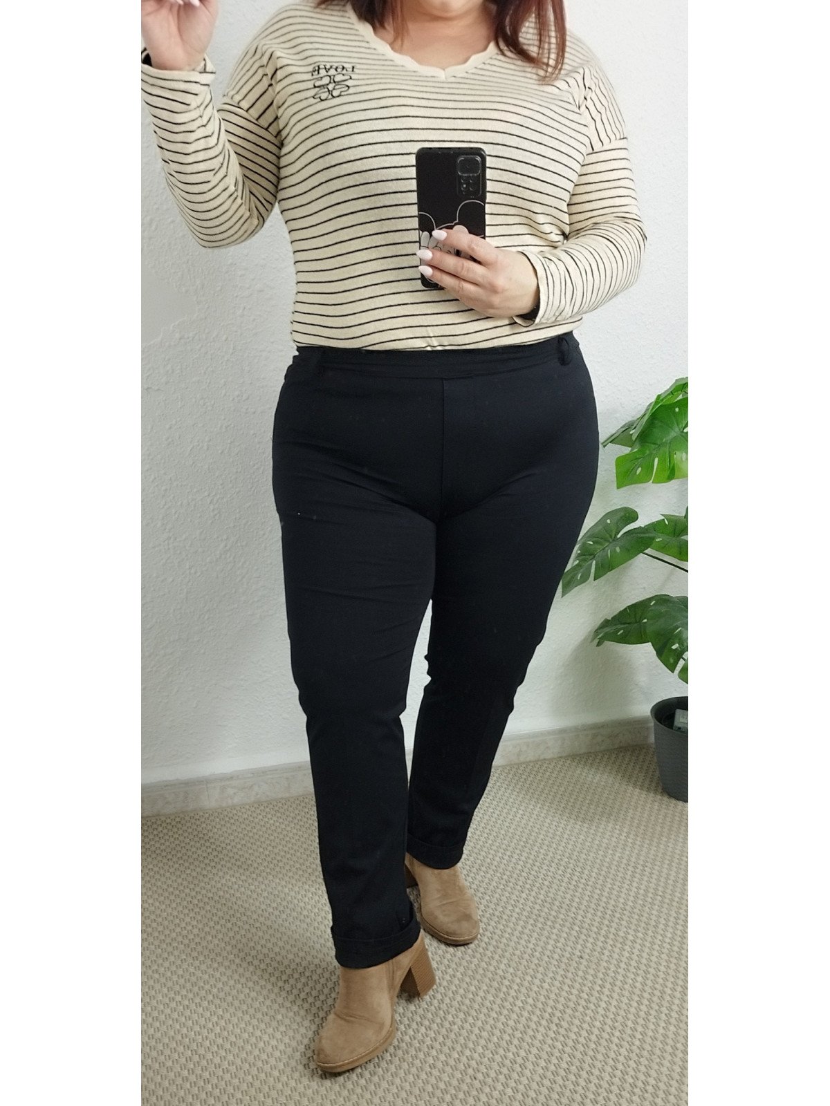 Pantalón negro básico cómodo