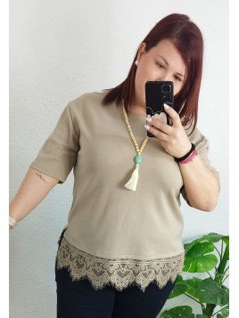 Camiseta taupe con bajo de encaje