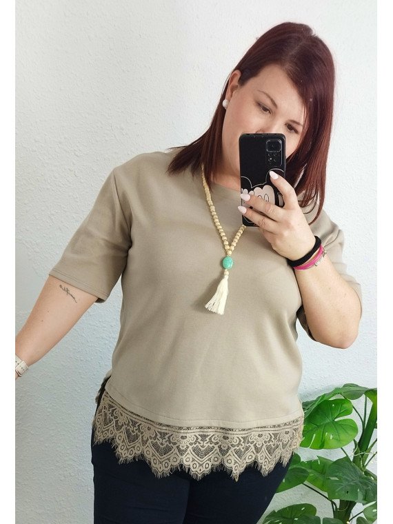 Camiseta taupe con bajo de encaje