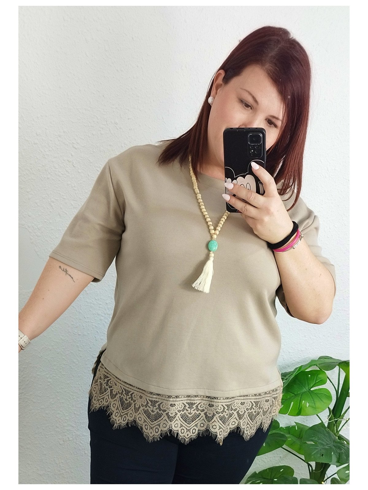 Camiseta taupe con bajo de encaje