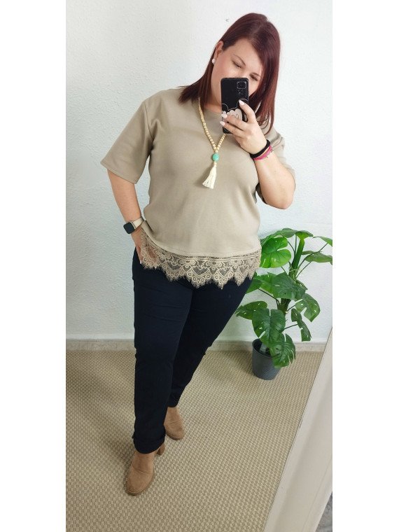 Camiseta taupe con bajo de encaje