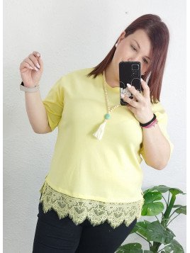 Camiseta amarilla con bajo de encaje