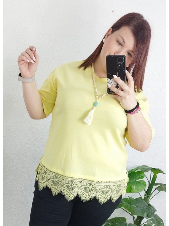 Camiseta amarilla con bajo de encaje