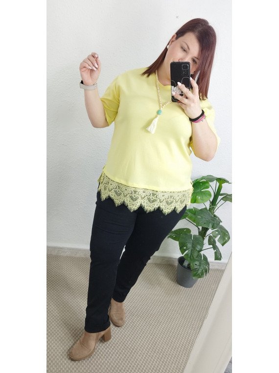 Camiseta amarilla con bajo de encaje