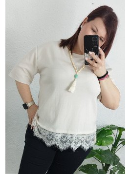 Camiseta beige con bajo de encaje