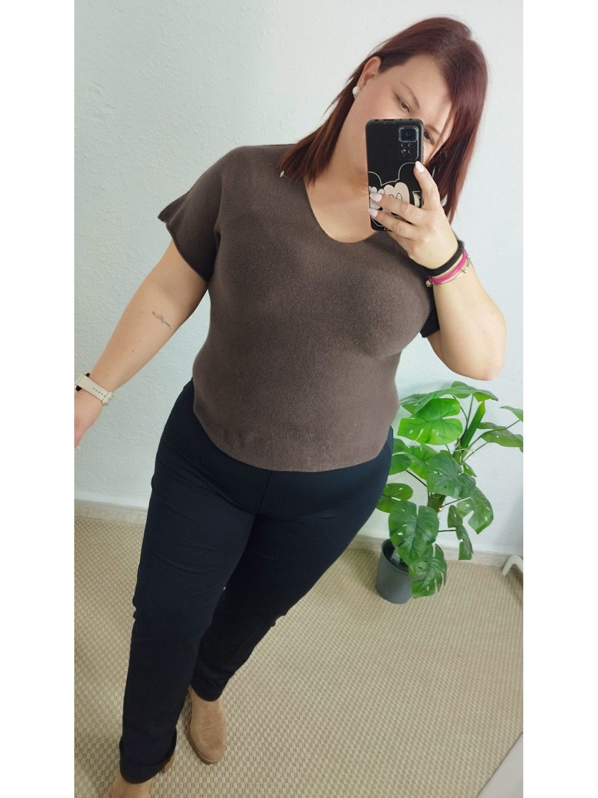 Camiseta marrón de punto suave cuello redondo