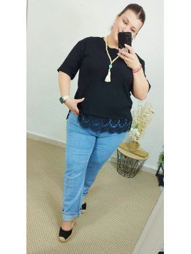 Camiseta color negro con bajo de encaje