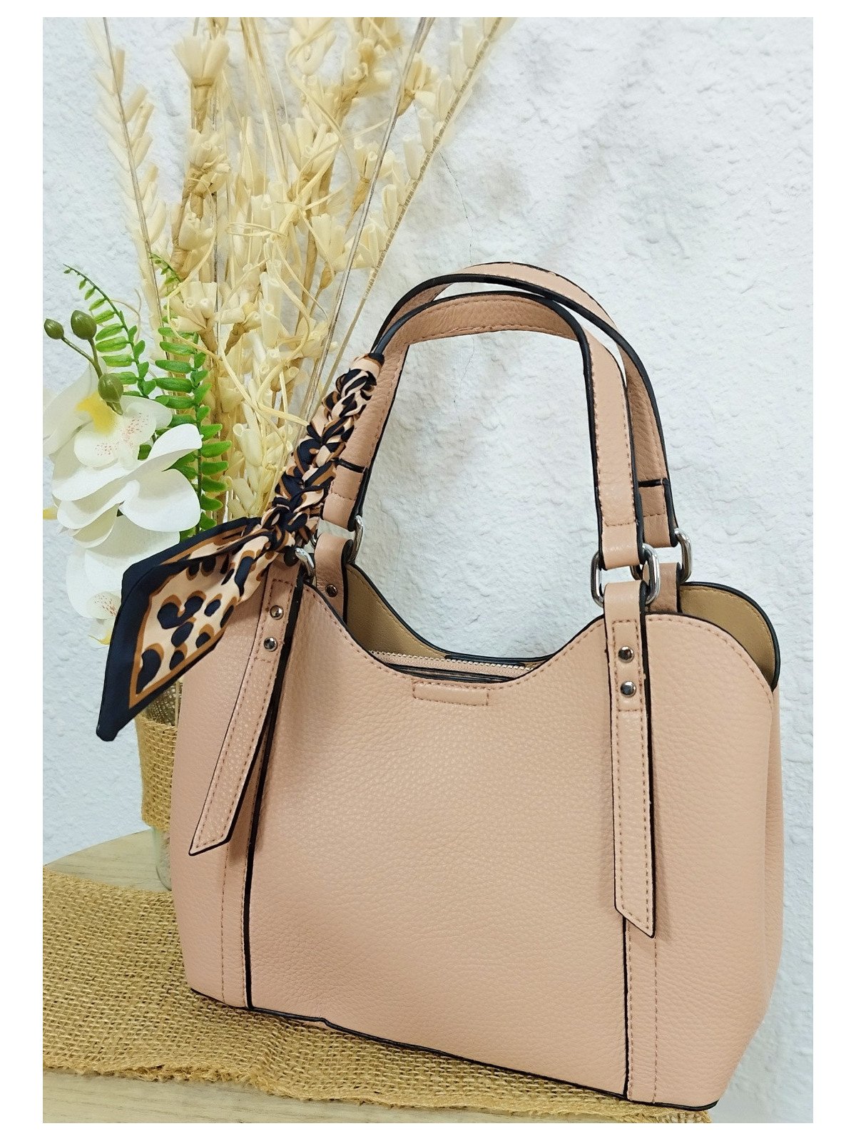 Bolso de mano nude con pañuelo decorativo