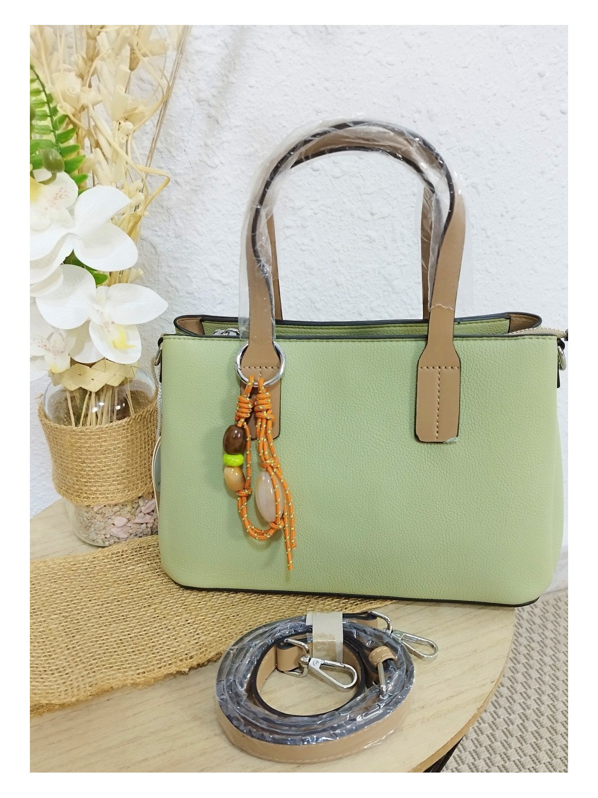 Bolso tote verde pastel con asas camel