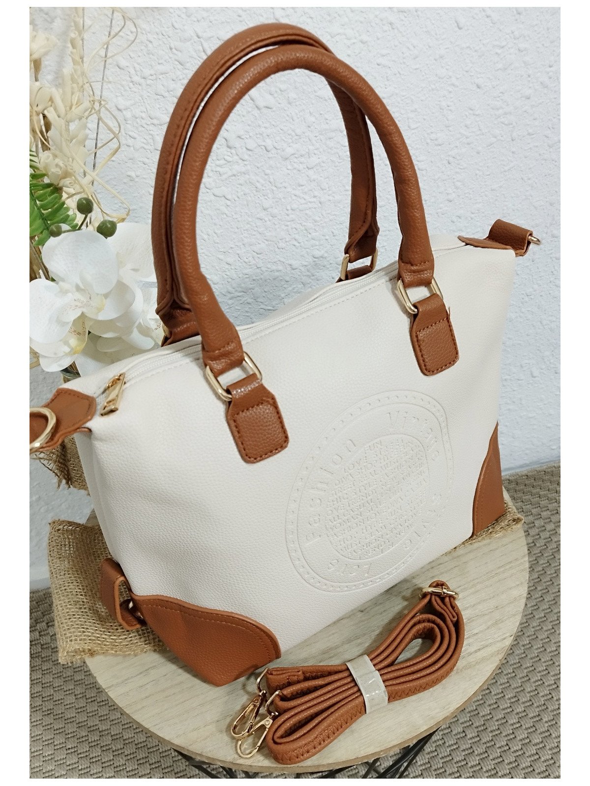 Bolso beige y camel con correa bandolera