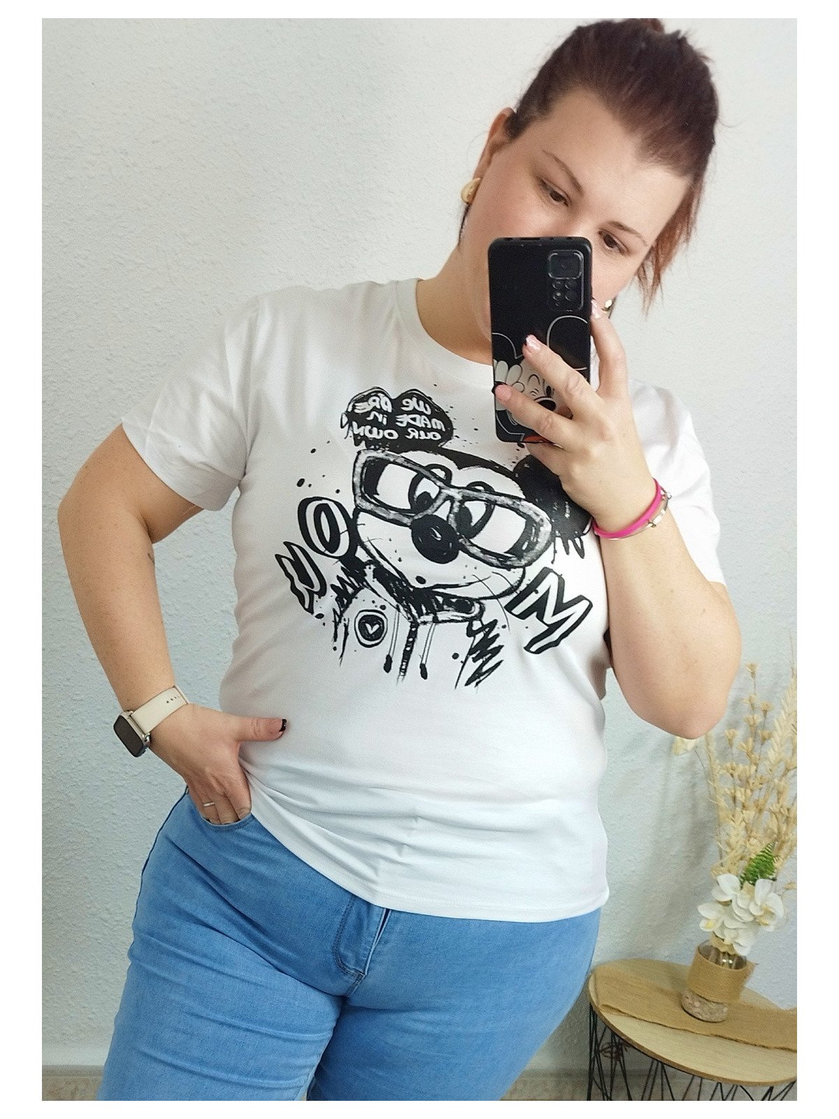 Camiseta blanca Mickey con estampado gráfico urbano