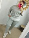 Conjunto deportivo gris