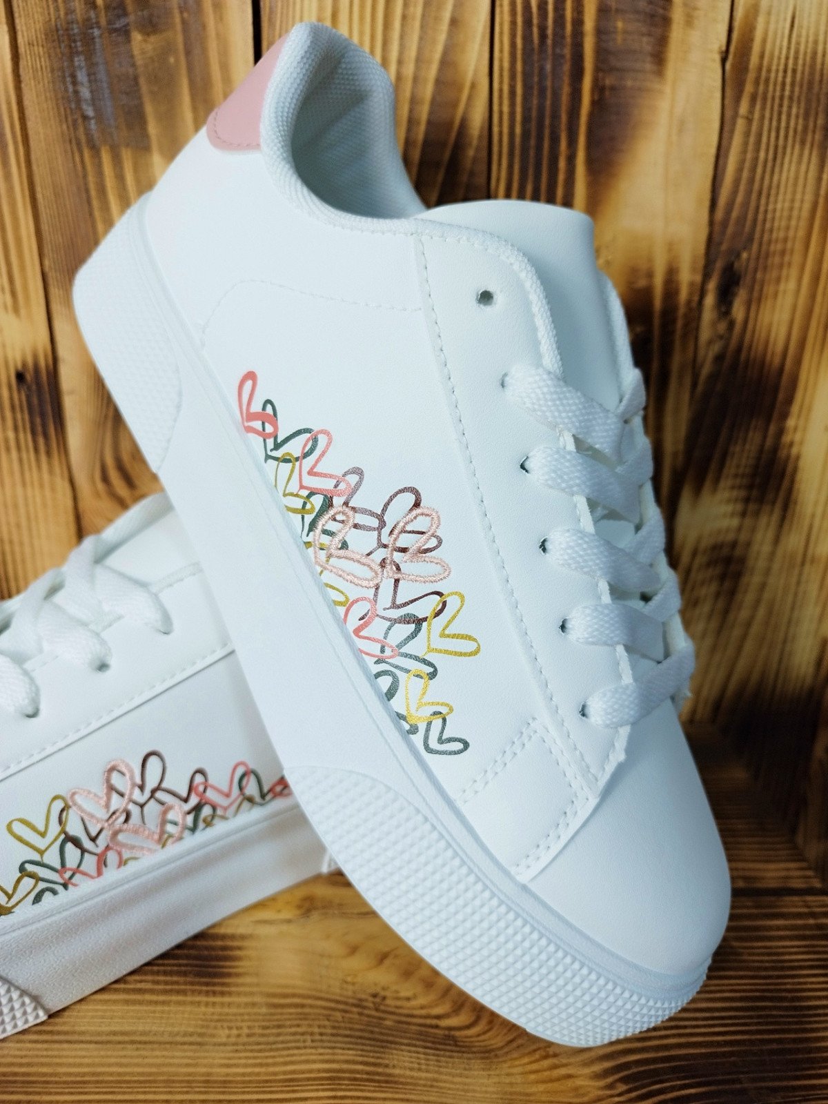 Zapatilla Clásica Blanca con Corazones de Colores