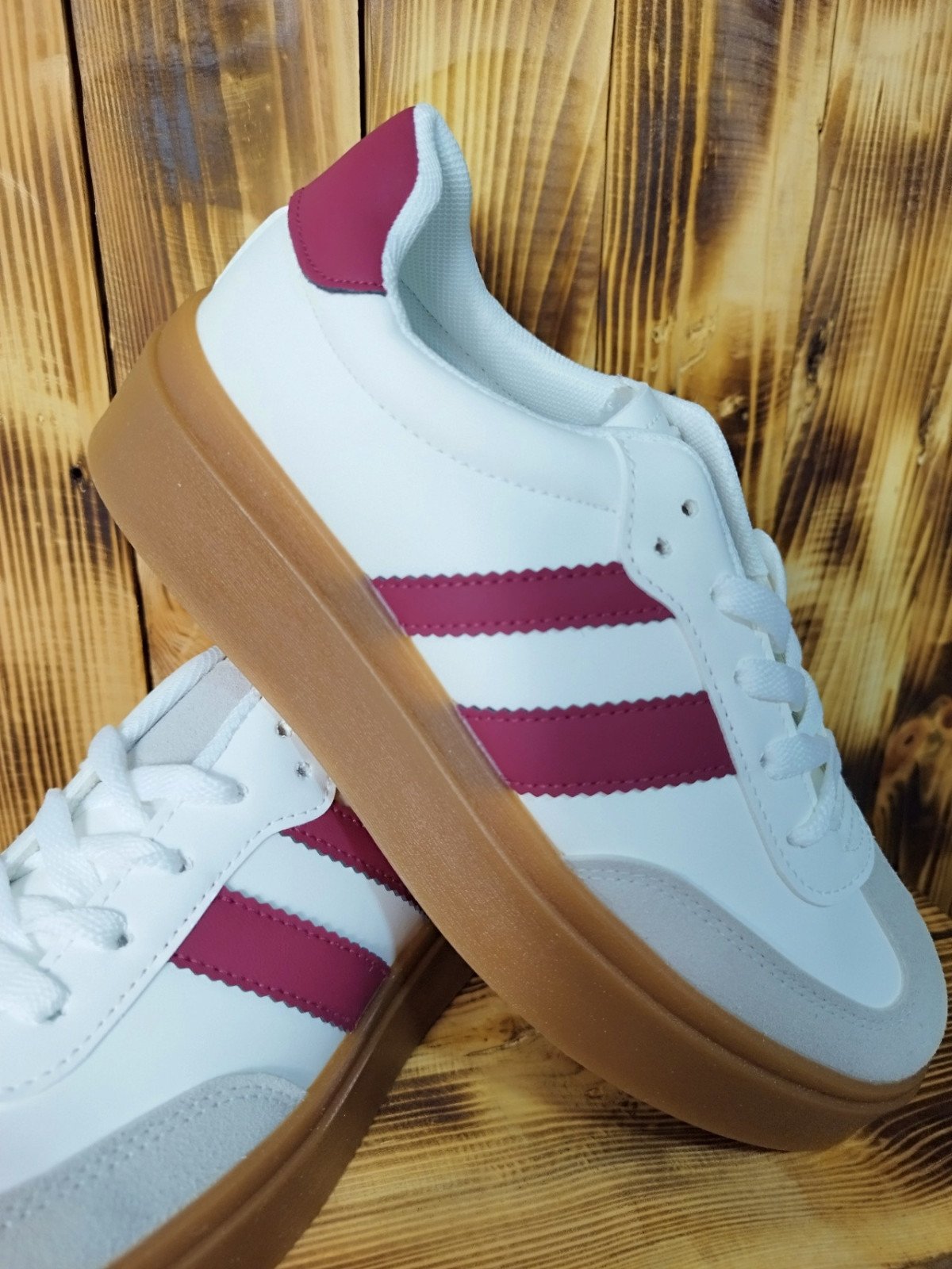 Zapatilla Casual Wine con Suela Caramelo