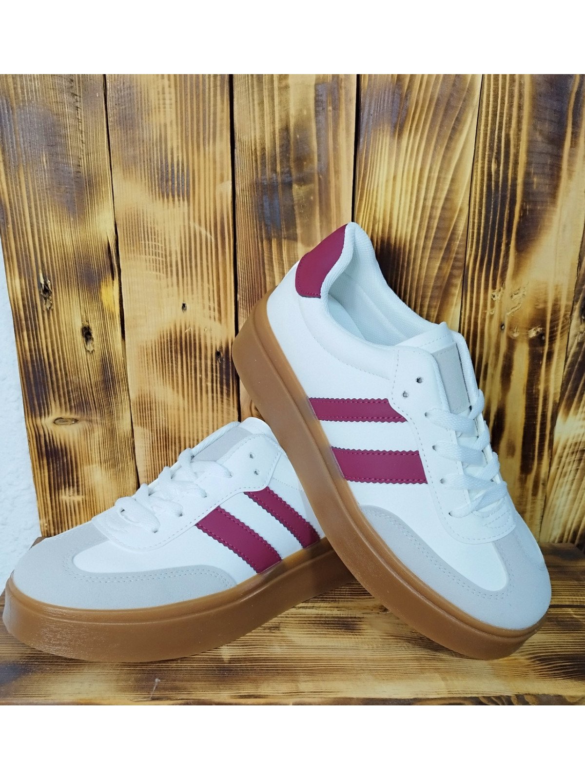 Zapatilla Casual Wine con Suela Caramelo