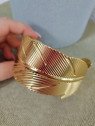 Brazalete dorado hoja