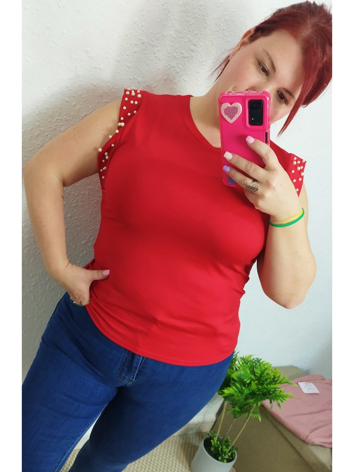 Blusa Roja sin Mangas con Detalle de Perlas