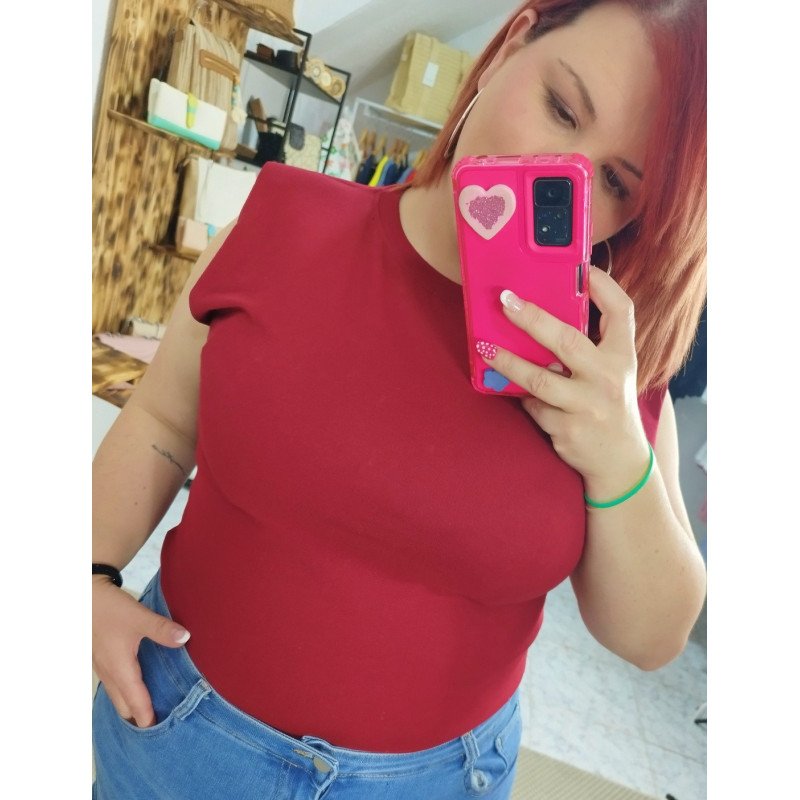 Camiseta Granate con Hombreras