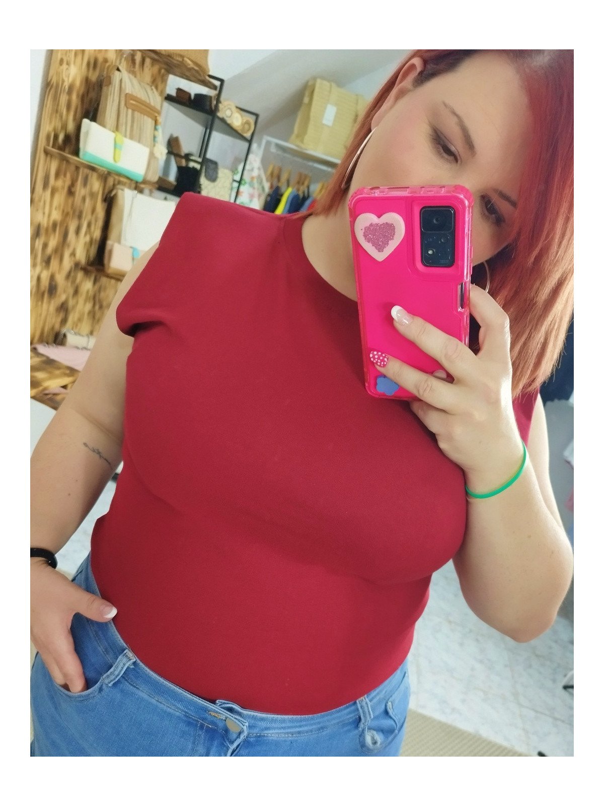 Camiseta Granate con Hombreras