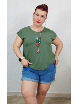 Camiseta básica verde con colgante