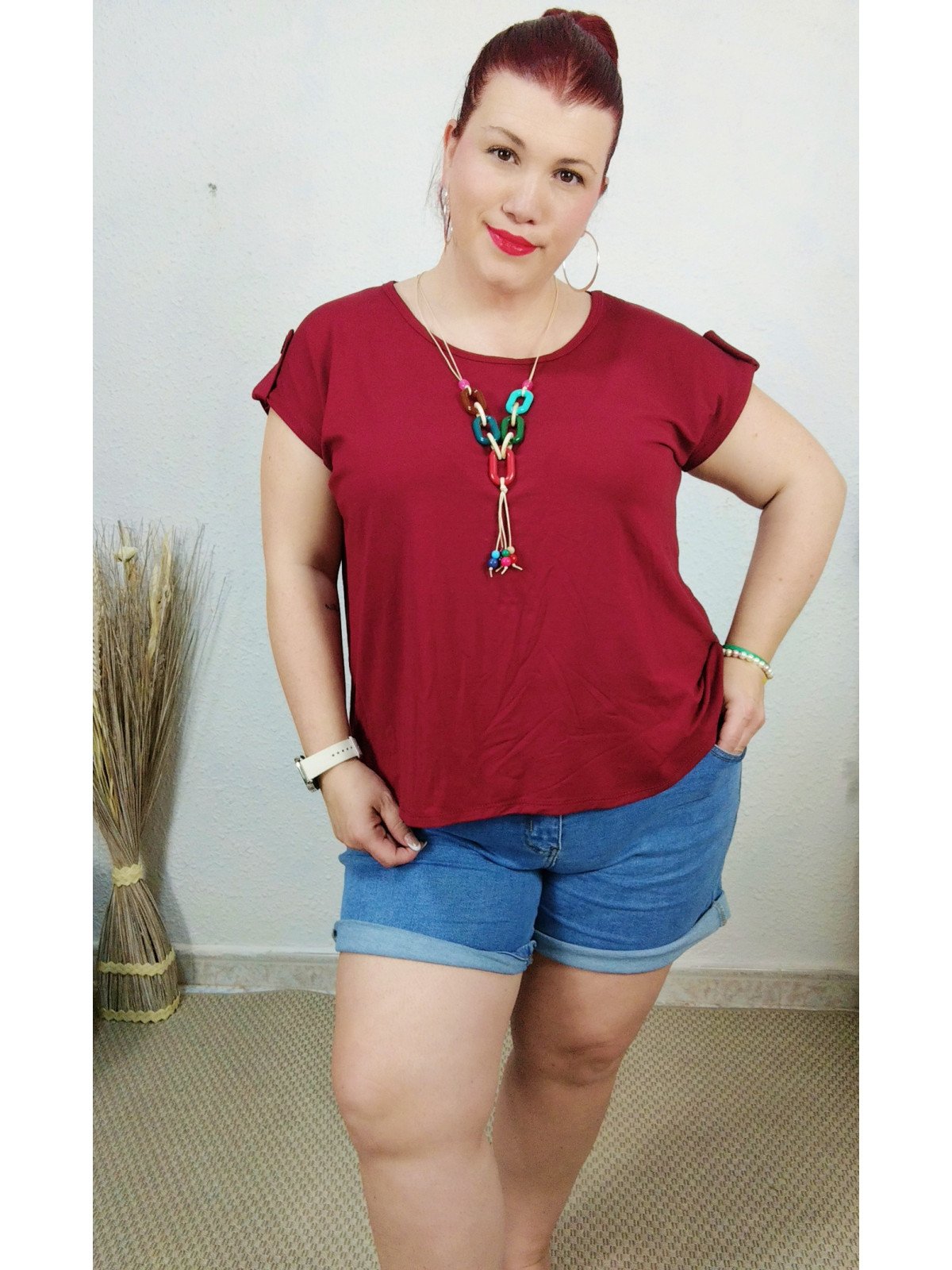 Camiseta básica gránate con colgante