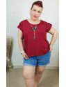 Camiseta básica gránate con colgante