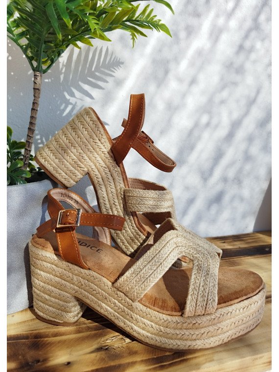 Sandalia plataforma y tacón beige