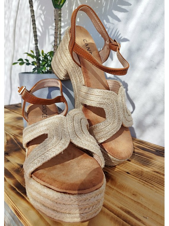 Sandalia plataforma y tacón beige