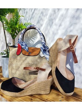 Sandalia Cerrada con Cuña Negra